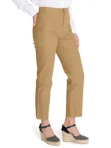 Pantalón de pierna recta color beige, tiro alto, con bolsillos estilo carpintero.