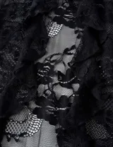 Top de encaje negro con animal print de leopardo y tirantes finos.