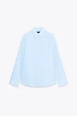Camisa color ladrillo confeccionada en lino 100%, de corte recto, con cuello solapa, manga larga con puños y cierre frontal con botones.