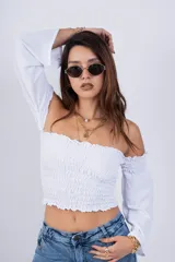 Top color beige, con escote off-shoulder con elástico y mangas largas acampanadas.