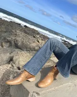 Bota corta de cuero color beige, con caña corta y taco de 3,5 cm.