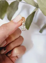 Dije colgante de plata con forma de herradura.