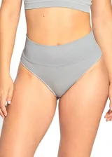 Bombacha de tiro alto estilo culotte, confeccionada en tejido rib (acanalado) de color gris claro.