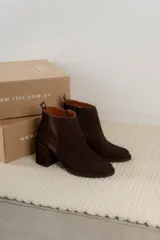 Botas cortas de cuero marrón con elástico lateral y tacón ancho.