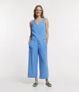 Sandalia plana de cuero sintético color negro, con puntera cuadrada y tiras anchas en forma de H.