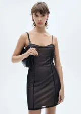 Vestido corto negro de malla con forro interior, escote corazón, tirantes finos y vivos en contraste.
