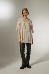 Blusa negra de poliéster con textura plisada y escote en V.