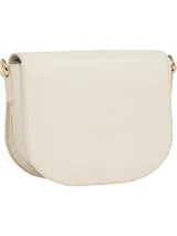 Cartera saddle mensajera color crema, con correa de textil trenzado con inscripciones de Tommy Hilfiger y la insignia brillante del monograma TH en la parte delantera.