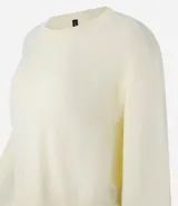 Suéter boxy color marrón, de punto leve, con cuello redondo y mangas largas con puños y bajo acanalados.
