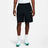 Short negro de tejido woven con logo Nike Swoosh estampado en blanco, corte holgado, cintura elástica con cordón ajustable y bolsillos cargo laterales.