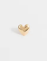 Anillo dorado de metal con forma de corazón.