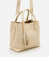 Cartera satchel mediana color dorado, con textura de paja, correa de mano, asa larga desmontable y detalle de tassel.