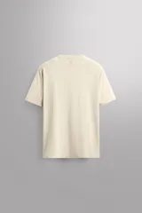 Camiseta deportiva roja de cuello redondo y manga corta, confeccionada en tejido ligero y elástico. Presenta acabados sin costuras y logo estampado.