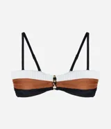 Top de bikini bandeau con bloques de color blanco, marrón y negro. Tiene breteles ajustables y removibles, relleno removible, adorno metálico en el centro del busto y lazo en la espalda.