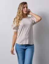 Remera blanca de modal con cuello redondo y mangas cortas abullonadas con puño.