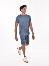 Remera gris de poliéster con cuello redondo y mangas cortas.