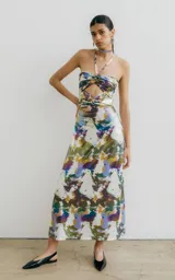 Vestido strapless con estampado abstracto multicolor, nudos en la delantera y falda larga.