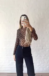 Top de microtul con estampado animal print de leopardo, cuello alto y mangas largas.