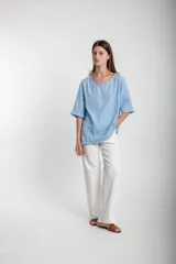 Blusa celeste de lino con mangas cortas y cuello redondo.