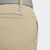 Pantalón de golf Adidas Ultimate365 con corte tapered, color beige. Confeccionado en tejido elástico en cuatro direcciones con acabado repelente al agua y protección UV.