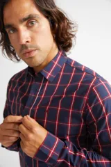 Camisa de hombre a cuadros color beige y azul marino, de corte slim fit, con mangas largas, cartera abotonada y logo bordado en el pecho. Confeccionada en algodón.