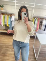Buzo de algodón color beige, de corte holgado y mangas 3/4.
