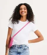 Remera básica de media malla color blanco, con cuello redondo y mangas cortas.