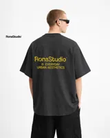 Remera negra oversize de algodón pesado premium, con estampa amarilla en la espalda con el logo de la marca y la frase "Everyday Urban Aesthetics".