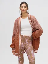 Calza 3/4 de lycra con estampado abstracto en tonos marrones, verdes y rosados.