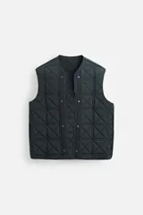 Parka relaxed fit confeccionada en tejido técnico repelente al agua. Interior acolchado desmontable. Cuello solapa con capucha desmontable. Manga larga con puño ajustable con botones a presión. Bolsillos de vivo en cadera. Bajo con abertura central en espalda. Cierre frontal con cremallera oculta por solapa con botones a presión. Chaleco interior acolchado y desmontable con cuello pico y manga sisa.