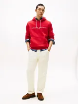 Buzo con capucha Tommy Hilfiger rojo, con cordones blancos y logo bordado en el pecho. Tiene bolsillo tipo canguro y puños y bajo acanalados.