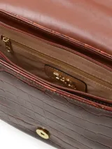 Cartera bandolera de cuero color marrón con textura tipo cocodrilo, cierre con hebilla y broche a presión, logo metálico en el interior y bolsillo interno con cierre.