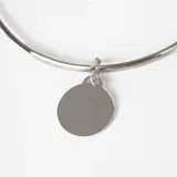 Pulsera rígida de plata 925 con tres dijes colgantes: un disco liso, una cadena fina con bolitas y una cadena con eslabones circulares.