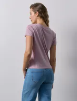 Remera manga corta color lila, de corte recto y cuello redondo.