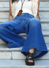 Pantalón de jean azul de corte pata elefante, tiro medio y confeccionado en denim con lycra.