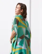 Kimono tejido con estampado geométrico en tonos verde, amarillo y marrón. Tiene mangas amplias estilo japonés y terminación de ruedo con borlas.