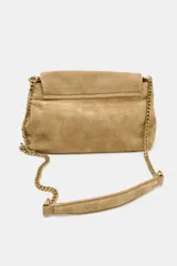 Bolso de hombro color beige, confeccionado en piel de serraje. Tiene correa metálica con detalles, pespuntes en el cuerpo, múltiples bolsillos con cierre de cremallera metálica, cierre imantado y solapa.
