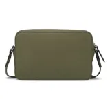 Bandolera Guess modelo Viviette, color verde oliva, confeccionada en PVC. Tiene correa ancha con logo de la marca y logo triangular metálico en el frente.