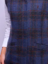 Chaleco de paño color gris con cierre frontal, confeccionado en lana.