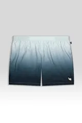 Short de baño con degradé de celeste a azul marino, con cintura elástica ajustable, dos bolsillos laterales y uno trasero con cierre. Cuenta con suspensor de malla fina hipoalergénico y protección UV 50.