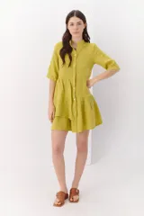 Vestido blanco de lino con cuello mao, manga corta y corte evasé.