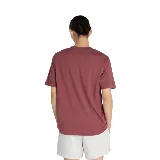 Camiseta manga corta color borgoña con logo de New Balance bordado en blanco en el pecho.