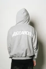 Hoodie gris con cierre, corte regular fit y estampa en el frente.