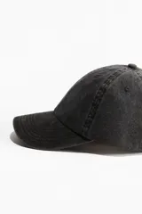 Gorra de béisbol negra de sarga de algodón con cinta antitranspirante de algodón, trabilla ajustable y cierre de metal en la parte posterior.