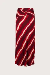 Falda larga de lycra con cintura alta y estampado de líneas diagonales en tonos borgoña, rojo y beige.