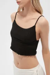 Musculosa blanca de algodón con breteles finos, punto smock, corte al cuerpo y cuello redondo.