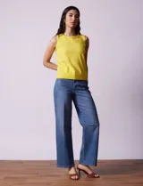Musculosa tejida color fucsia de hilado fino, con cuello redondo y sisas amplias.