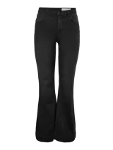 Jean negro de tiro alto con corte slim flare, ajustado en la parte superior y acampanado desde la rodilla hacia abajo. Presenta cierre de botón y cremallera.