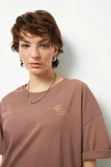 Remera negra de corte amplio con estampado pequeño en el frente y estampado grande en la espalda con la frase "Love Earth".