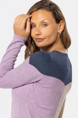 Buzo tejido de algodón con diseño combinado en bloques de color: beige en la parte superior, azul en la parte inferior izquierda y verde en la parte inferior derecha.